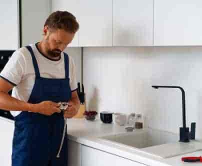 We are offering Expert Plumbing Services - 黑白体育